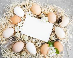 huevos de pascua y tarjeta de felicitación foto