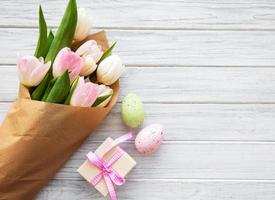 cajas de regalo, huevos de pascua y ramo de tulipanes foto