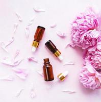 aceites esenciales de aromaterapia y peonías rosas foto