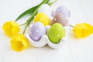 huevos de pascua en bandeja foto