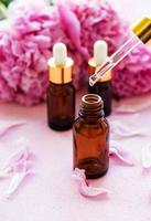 aceites esenciales de aromaterapia y peonías rosas foto