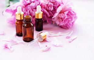 aceites esenciales de aromaterapia y peonías rosas foto