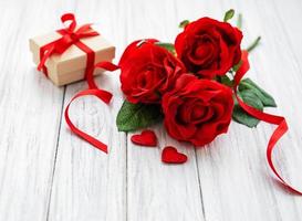 caja de regalo de san valentín y ramo de rosas foto