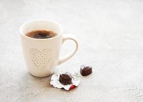 taza de café y dulces de chocolate foto