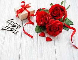 caja de regalo de san valentín y ramo de rosas foto