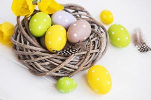 nido con huevos de pascua foto