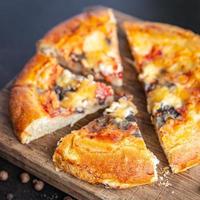 Pizza fresca casera para hornear salsa de tomate y queso foto