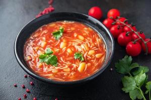 Primer plato de sopa de tomate rojo minestrone foto
