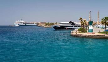 Muchos barcos en el puerto deportivo de Hurghada en el Mar Rojo. foto