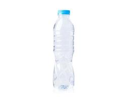 Botella de agua de plástico aislada sobre fondo blanco con trazado de recorte.