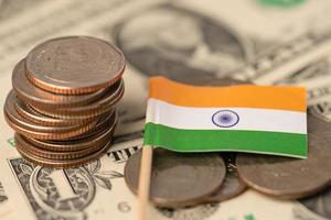pila de monedas con la bandera de la india sobre fondo blanco. foto
