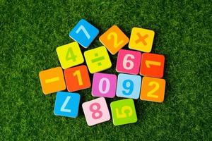 Número de matemáticas colorido sobre fondo de hierba, estudio de educación, aprendizaje de matemáticas, concepto de enseñanza.