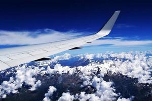 vuelo en un cielo azul foto