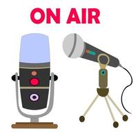 conjunto de dos micrófonos de estudio para grabación de sonido, podcast, retransmisión en directo con el lema al aire. para iconos, logotipos, sitio web, blogger. vector