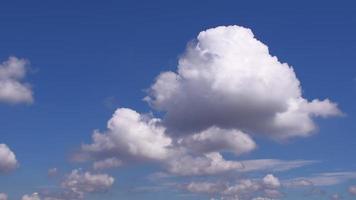 lapso de tempo de nuvem fofa em um dia nublado 4k filmagens. video