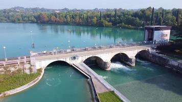 survolant le barrage de la rivière avec un paysage de plaine et des arbres video