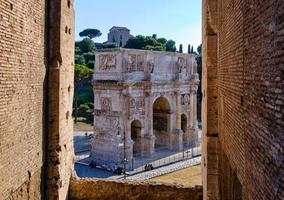 el arco de titus arco di tito en la vía sacra del foro romano foto