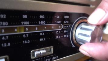 sintonizando um rádio antigo
