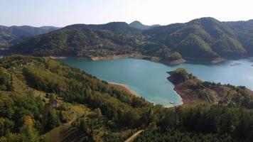 vue aérienne au lac zaovine en serbie
