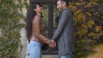 beau jeune couple embrassant dans le parc en automne video