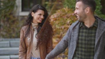 beau jeune couple marchant dans le parc d'automne video