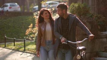 guapo, pareja joven, ambulante, con, bicicleta, en, otoño, parque
