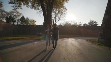 guapo, pareja joven, ambulante, en, otoño, parque