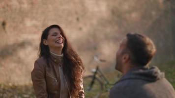 glückliches junges Paar, das Spaß mit Herbstlaub im Park hat video