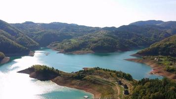 vista aerea al lago zaovine in serbia video