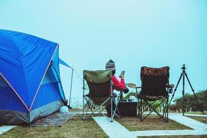 las mujeres asiáticas viajan relajarse acampar en las vacaciones. en la montaña tailandia foto