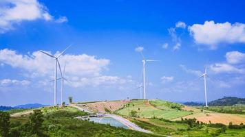 Generación eléctrica de turbinas eólicas. en la montaña. tailandia foto