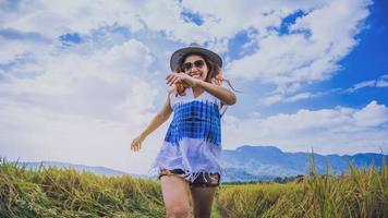 las mujeres asiáticas viajan relajarse en las vacaciones. soporte campo de montaña toque natural. las mujeres corren feliz sonrisa alegre. tailandia foto