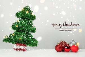 Decoración de Navidad bolas de pino y adornos sobre fondo abstracto bokeh sobre fondo blanco. Tarjeta de felicitación de fondo de vacaciones para Navidad y año nuevo. Feliz Navidad foto
