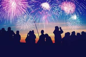 fondo festivo año nuevo con fuegos artificiales. fuegos artificiales de año nuevo. la gente celebra el día de año nuevo. foto