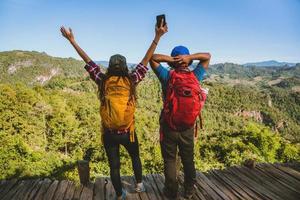 viajes, viajes por la naturaleza de parejas asiáticas mientras se relaja al aire libre durante su viaje a tailandia. foto