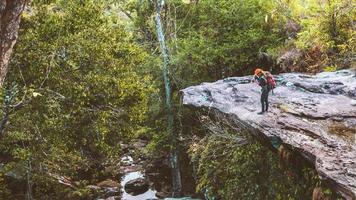 fotografo mujeres asiáticas viajando fotografia naturaleza. viaje relajarse en el paseo de vacaciones en el bosque. viajar relajarse en las vacaciones. tailandia foto