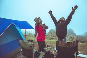 amantes mujeres y hombres asiáticos viajar relajarse acampar en las vacaciones. en la montaña tailandia foto