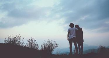 amantes de las parejas de fondo natural. el sol sale por la mañana en la montaña. tailandia doi inthanon foto