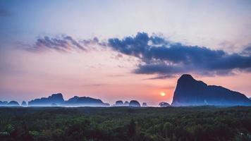 archipiélago andaman mar mañana atmósfera sol sale. asia tailandia foto