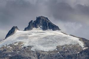 pico escarpado cerca del glaciar dawes, alaska foto