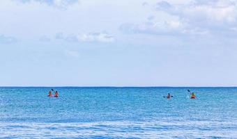 playa del carmen, méxico, 28 de mayo de 2021 - canoas rojas en la playa foto