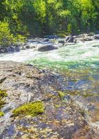 El agua del río que fluye rápido de la hermosa cascada rjukandefossen hemsedal noruega.