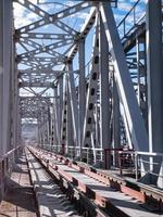 puente ferroviario de vigas metálicas. foto