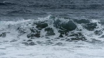 olas del atlántico en las islas canarias foto