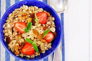 avena con pasas, nueces y fresas foto