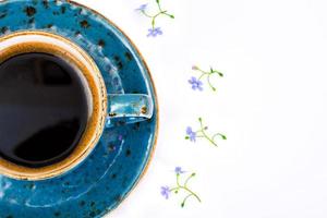 café en una taza retro azul con flores