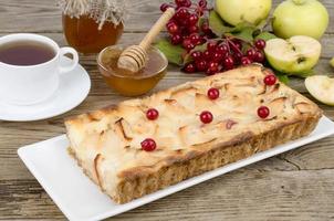 Tarta de manzana de otoño con bayas viburnum sobre fondo de madera foto