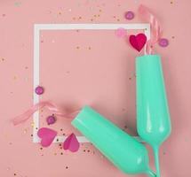 Fondo de vacaciones de fiesta con cinta, estrellas, velas de cumpleaños, marco vacío y confeti sobre fondo rosa. Foto