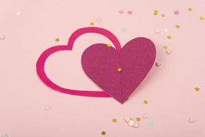 Fondo abstracto con corazones de papel, confeti para el día de San Valentín. Fondo de amor y sentimiento para póster, pancarta, publicación, foto de estudio de tarjeta