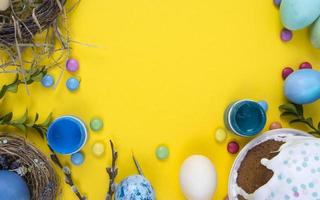Fondo de colores con huevos de Pascua sobre fondo amarillo. concepto de feliz pascua. se puede utilizar como póster, fondo, tarjeta navideña foto